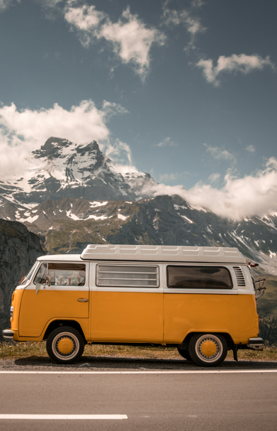 Camper Van vor den Alpen