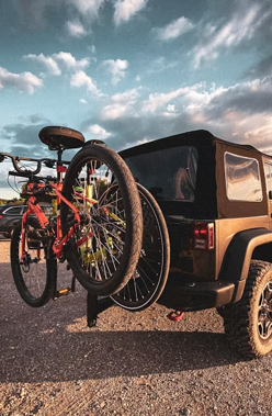 Jeep mit Fahrradträger