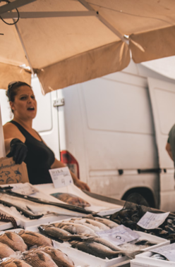 Frau am Stand auf dem Fischmarkt