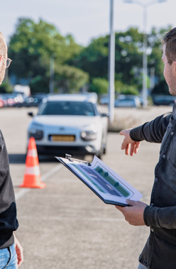 Mann bei der Führerscheinprüfung