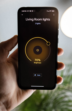Handy in der Hand mit Smart Home App