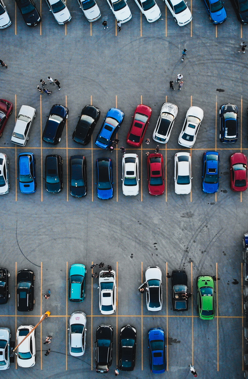 Großer Parkplatz aus Vogelperspektive