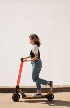 Frau auf E-Scooter